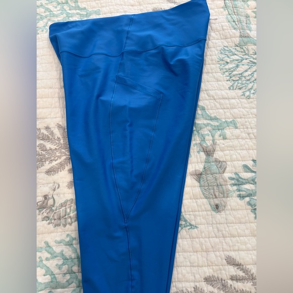 Athleta Internal Stash 7/8 Leggings, size large in the color Breaker (blue) - Picture 6 of 6
